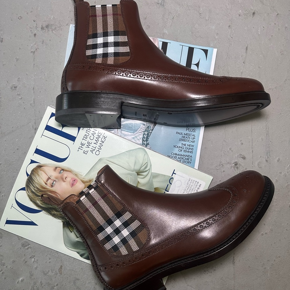 New Men’s Burberry brown tanner Check boots size 39.5 Or 6.5 us made in Italy